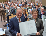 HAWK-Pr&auml;sidentin Prof. Dr. Christiane Dienel &uuml;bergibt Gerhard Kemper die Ernennungsurkunde