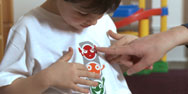 Finley liebt Ampeln und kann durch das Lern-T-Shirt die Farben l&auml;ngst auswendig
