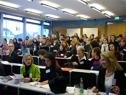 Blick in einen unserer Vorlesungss&auml;le w&auml;hrend unseres Internationalen Symposiums im Januar