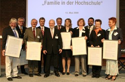 Gruppenbild der Gewinnerhochschulen: Vizepr&auml;sident Prof. Dr. Georg Klaus (Zweiter von links) ve