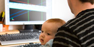 Vater mit Baby am PC