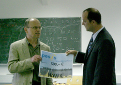 Der Vertriebsleiter Lars Pinnecke &uuml;berreicht eine Spende an Herrn Prof. Dr. Stock
