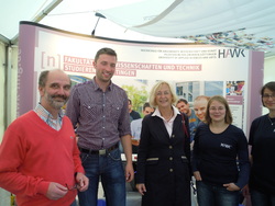 Prof. Dr. Schalz mit den Mitarbeiter/innen  (S. Br&uuml;ckner, F. Peters und J. Hoffmeister) und der