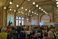 HAWK-Pr&auml;sidentin Prof. Dr. Christiane Dienel begr&uuml;&szlig;te die 150 G&auml;ste