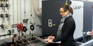 Foto mit Frau Koch am Excimer-Laser