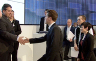 Bundeswirtschaftsminister Gabriel zeichnet das HAWK-Gr&uuml;ndertrio FOVEA auf der CeBIT aus