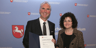 Wissenschaftsministerin Gabriele Heinen-Kljajic hat Prof. Dr. Thorsten Gaertig mit dem  Wissenschaft