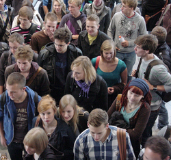 Studierende bei der Erstsemesterbegr&uuml;&szlig;ungsfeier in Hildesheim.