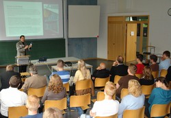 Studiendekan Prof. Bernd Echtermeyer beschreibt das besondere Profil der Studieng&auml;nge.