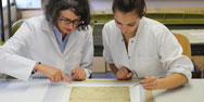 Prof. Dipl.-Ing. Dipl.-Rest. Ulrike H&auml;hner (links) und Studentin Eva Wagner arbeiten an einem P