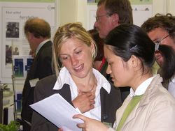Masterstudentin Chengchen Liang f&uuml;hrt Interview bei der Woche der Umwelt in Berlin.