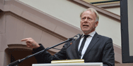 Ehemaliger Umweltbundesminister J&uuml;rgen Trittin stellt die &Ouml;konomie in den Focus der Immobi