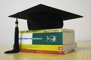 Doktorhut_auf_B&uuml;chern