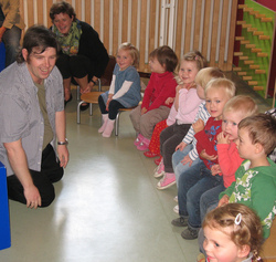 Zum f&uuml;nften Geburtstag ihrer Krippe sangen die HAWK-Kinder ein St&auml;ndchen
