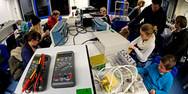 Kinder beim L&ouml;ten in der E-Technik