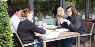 BUSINESS MODELLING Gr&uuml;nderinnen drau&szlig;en