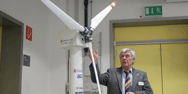 Prof. Dipl.-Phys. Michael Leck erkl&auml;rt das Ergebnis des Forschungsprojektes an einem Modell