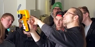 Foto Sch&uuml;ler bei den Infotagen zu Besuch in der Sensortechnik