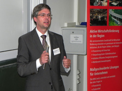 HAWK-Vizepr&auml;sident Prof. Dr. Wolfgang Vi&ouml;l stellte Projekte aus der Plasmatechnologie vor