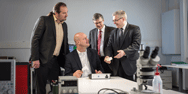 Mit Hilfe der medizintechnischen L&ouml;sung PlasmaDerm k&ouml;nnen Dr. Andreas Helmke, Dr. Dirk Wan