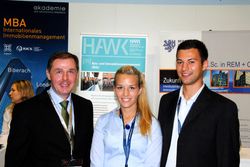 Drei aus dem HAWK-Team auf der Immobilienmesse in M&uuml;nchen: v.l.n.r. Prof. Dr. Matthias Weppler,