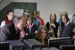 Foto mit Sch&uuml;lern bei einer Veranstaltung im Labor f&uuml;r Elektrotechnik