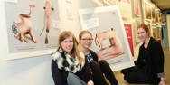 Marike L&uuml;ders, Anna Haas und Wiebke Hoyer vor ihren Plakaten zum Thema ?Maschine Mensch? in der