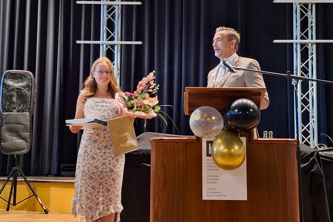 Feierliche Übergabe des Haarmann-Preis 2026: (v.l.) Johanna Heinemann und Bürgermeister Christian Belke